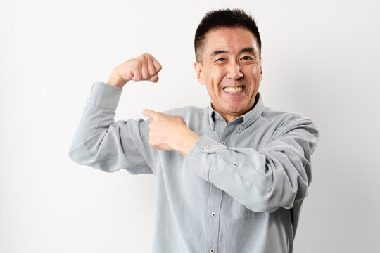私服のシニア男性の立ち姿　ライフスタイルイメージ