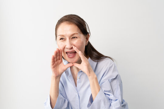 私服のシニア女性の立ち姿　ライフスタイルイメージ