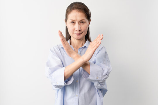 私服のシニア女性の立ち姿　ライフスタイルイメージ