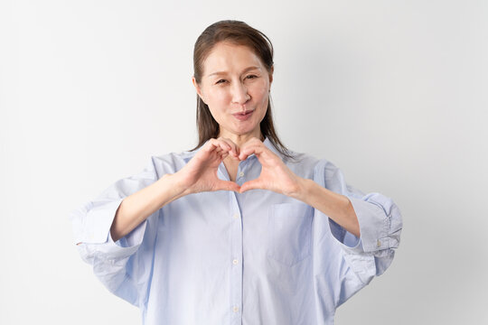 私服のシニア女性の立ち姿　ライフスタイルイメージ