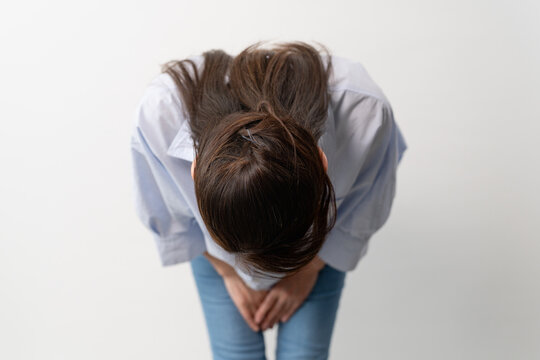 私服のシニア女性の立ち姿　ライフスタイルイメージ
