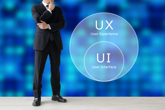 UIとUXのダイアグラムと考えるビジネスマン