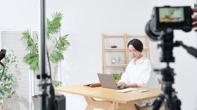ハウススタジオでモデル撮影する風景。収録、カメラ、ビデオ、CM、中継、広告、ライフスタイル、女性