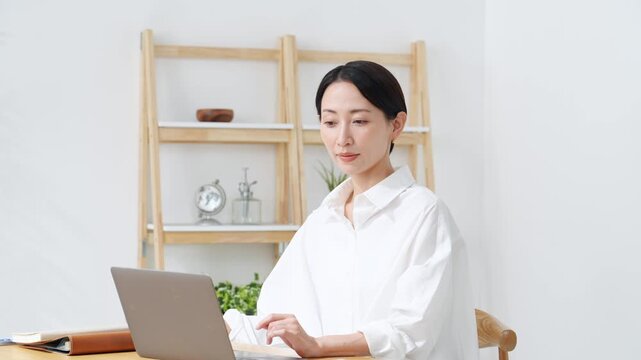 水を飲むミドル女性。リラックス、水分補給、くつろぐ、オフィス、服薬、医薬品、健康、ヘルスケア、医療