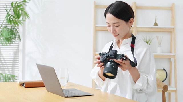デジタルカメラを使う女性。写真、動画、編集、撮影、カメラマン、カメラ女子、現像、スタジオ、趣味、副業