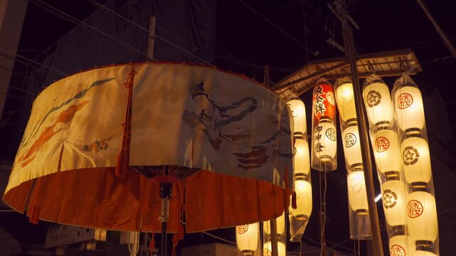 京都の祇園祭　前祭の宵山　風に揺れる綾傘鉾（あやがさほこ）の傘と提灯
