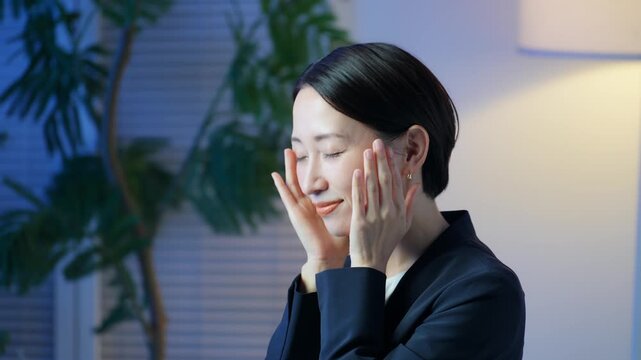 夜にスキンケアするミドル女性。ナイトリペア、コスメ、化粧品、美容、化粧水、美容液、乳液、化粧落とし