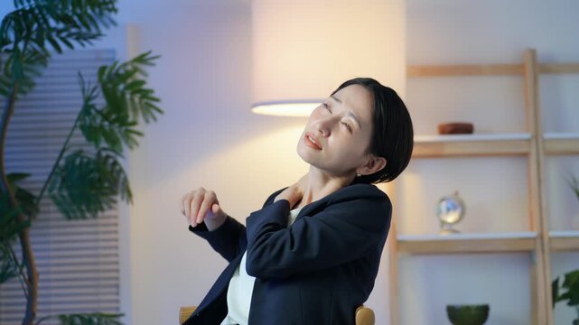 肩こりを感じるミドル女性。疲労、疲れ、仕事、ストレス、悩み、四十肩、残業、夜、しんどい、会社員