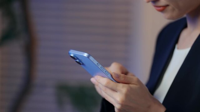 暗い部屋でスマホを見る女性。アプリ、SNS、メール、動画、DX、ビジネス、ゲーム、熱中、検索、通販