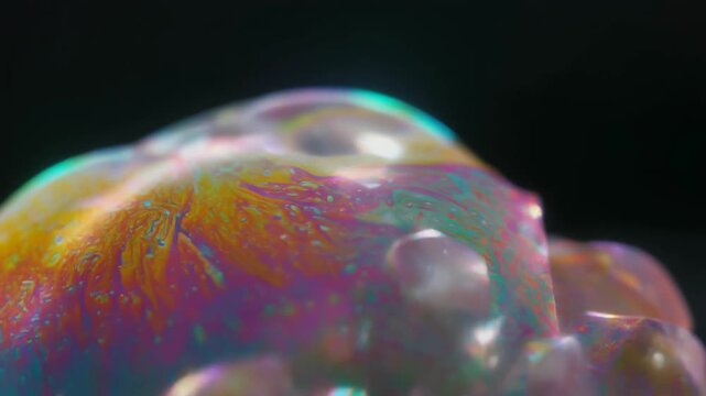虹色の輝きを放つオパールの表面