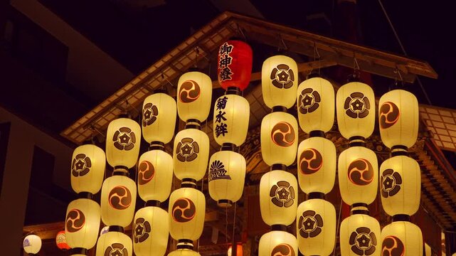 京都の祇園祭　前祭の宵山　風に揺れる菊水鉾（きくすいほこ）の提灯をズームアップ　