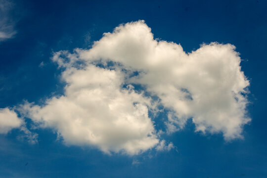Ein blauer Himmel mit Wolken