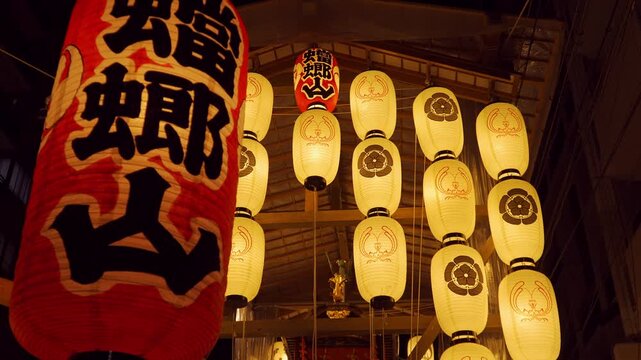京都の祇園祭　前祭の宵山　風に揺れる蟷螂山（とうろうやま）の提灯