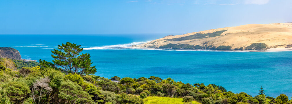 Panoramablick vom Pakia Hill Lookout auf den Hokianga Harbour und die Sandd&uuml;nen von Te Pouahi nahe Omapere, Northland, Neuseeland