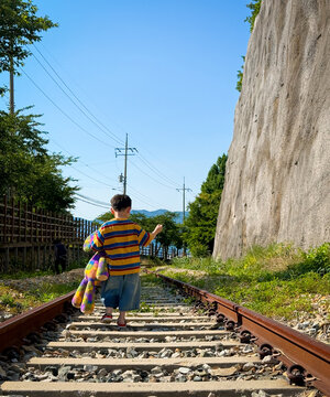 폐 선로와 꼬마아이 그리고 얼룩 인형 - 뒷모습
