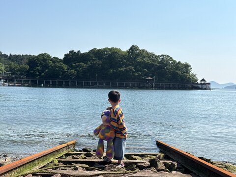 바다로 이어진 폐 선로와 꼬마아이 그리고 얼룩 인형 - 뒷모습