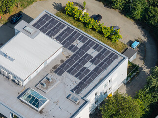 Obraz premium Building roof installing solar panels for clean energy and sustainable future