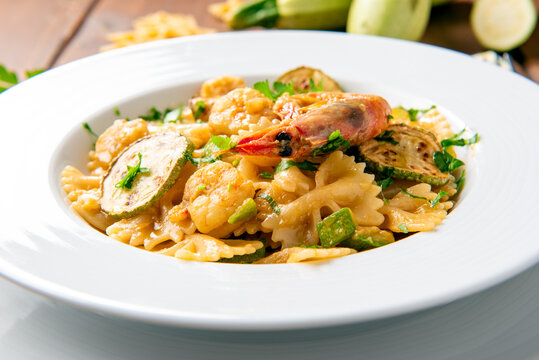 Farfalle con zucchine e gamberi, Pasta Italiana 