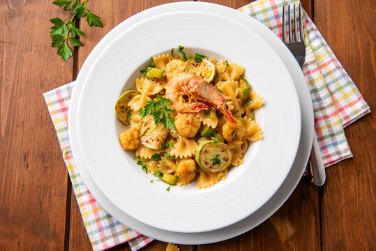 Farfalle con zucchine e gamberi, Pasta Italiana 
