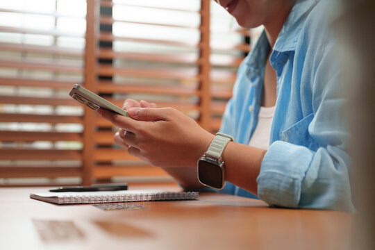 Woman using a smartphone to organize reminders, schedules, and daily tasks with a productivity app, supporting efficient planning and communication.