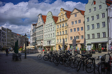 Naklejka premium Augsburg, Stadtbummel in Augsburgs Prachtstrasse, Maximilian Strasse, mit Blick auf die Basilika St. Ulrich und Afra, in der romantischen Schwabenstadt am Lech. Schwaben, Bayern, Deutschland. 