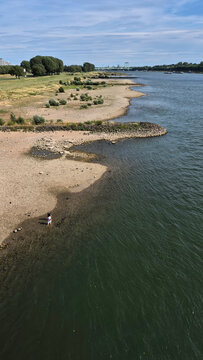 Ufer des Rheins in K&ouml;ln bei niedrigem Wasserstand