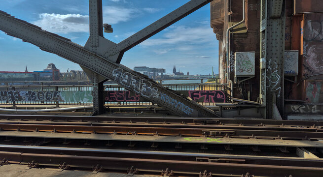 Blick von der S&uuml;dbr&uuml;cke durch die Stahlverstrebung &uuml;ber den Rhein mit dem K&ouml;lner Dom und den Kranh&auml;usern im Hintergrund 