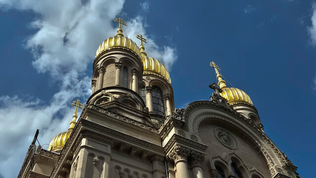 Goldene Kuppeln der russisch-orthodoxen Kirche in Wiesbaden