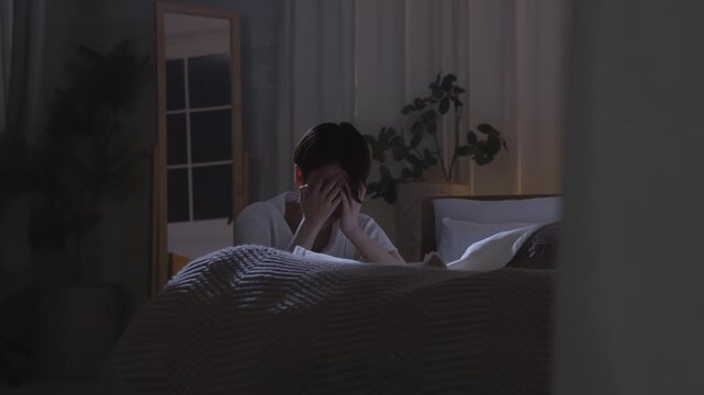 夜中に部屋で落ち込む女性