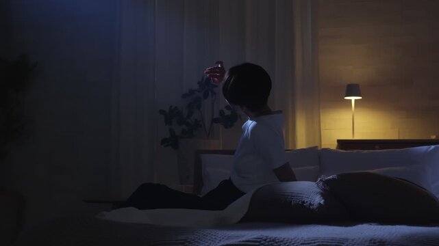 夜中に部屋で落ち込む女性