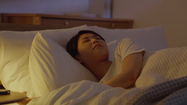 夜ベッドで眠る女性