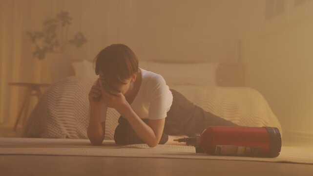 火災で消防車を電話で呼ぶ女性