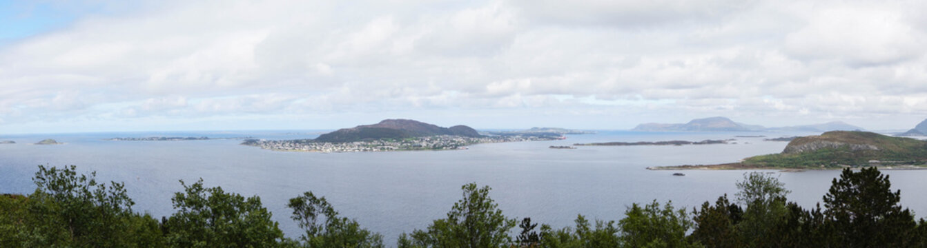 418 Stufen f&uuml;hren hinauf auf den Aksla den Stadtberg von Alesund in Norwegen