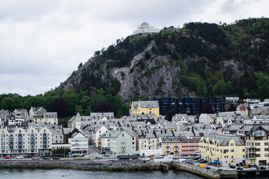 418 Stufen f&uuml;hren hinauf auf den Aksla den Stadtberg von Alesund in Norwegen