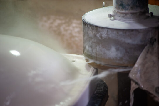 Washing on the assembly line in the sink manufacturing workshop