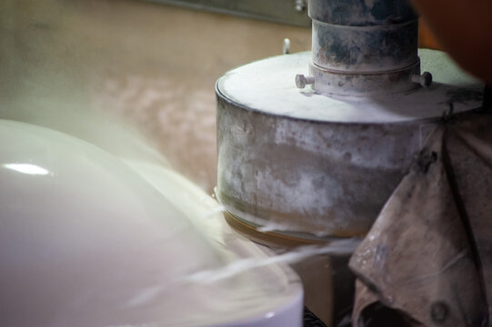Washing on the assembly line in the sink manufacturing workshop