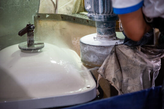 Washing on the assembly line in the sink manufacturing workshop