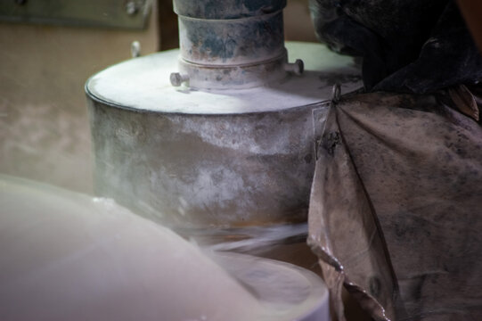 Washing on the assembly line in the sink manufacturing workshop