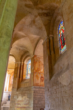 Eglise Sainte Radegonde Poitiers interior featuring vaulted ceilings