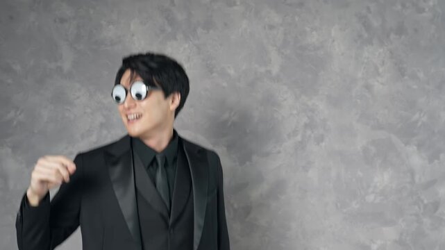 おもしろメガネをかけて踊る男性。ダンス, パーティー, 面白い, お笑い芸人, ダンサー, コメディ