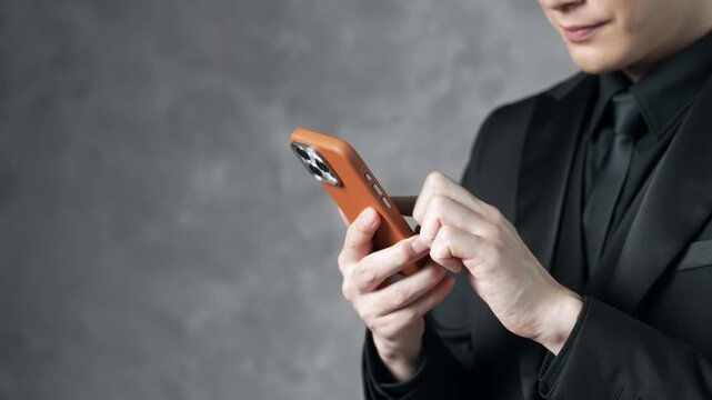 スマホを使う男性。スマートフォン, アプリ, メール, 動画, シリアス, SNS, ニュース