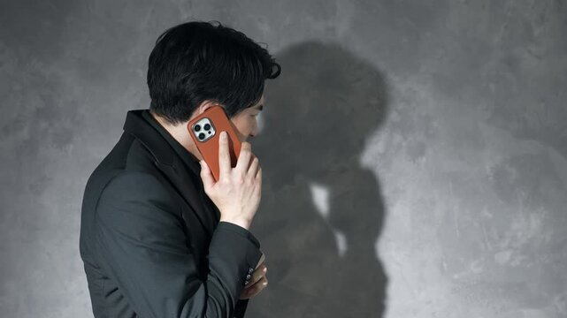 スマホで通話する男性。スマートフォン, シリアス, シルエット, 相談, 影, 謝罪, 匿名