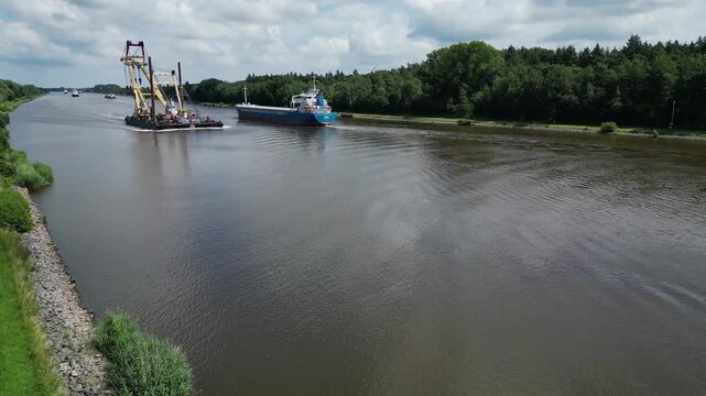 Schwimmkran ENAK im Nord-Ostsee-Kanal 