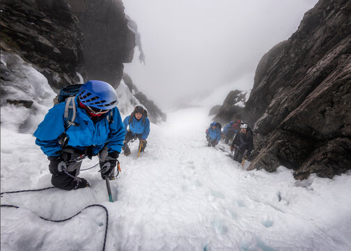 UK, Scotland, Ben Nevis, mountaineers at Number Two Gully