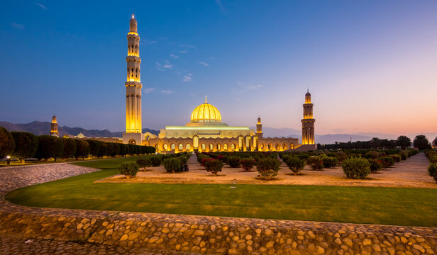 Oman, Muscat, Sultan Qaboos Grand Mosque in the evening