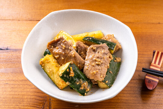 ズッキーニと豚肉の胡麻みそ炒め