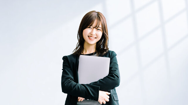 ノートパソコンを持つ女性・ビジネスウーマン, Businesswoman Holding a Laptop Computer
