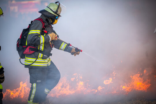 Feuerwehr &uuml;bt einen Feldbrand bei Gerlingen