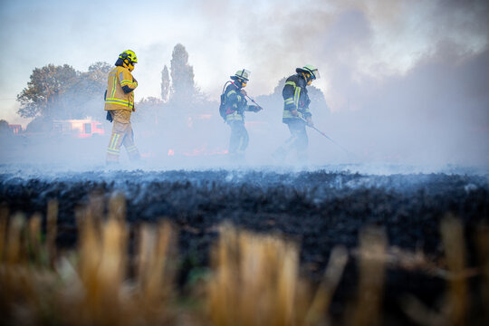 Feuerwehr &uuml;bt einen Feldbrand bei Gerlingen
