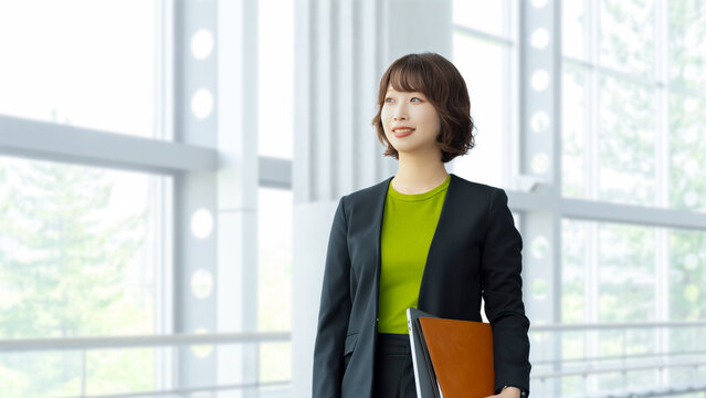 ファイルを持つ笑顔の女性・ビジネスウーマン, Smiling Businesswoman Holding a File Folder